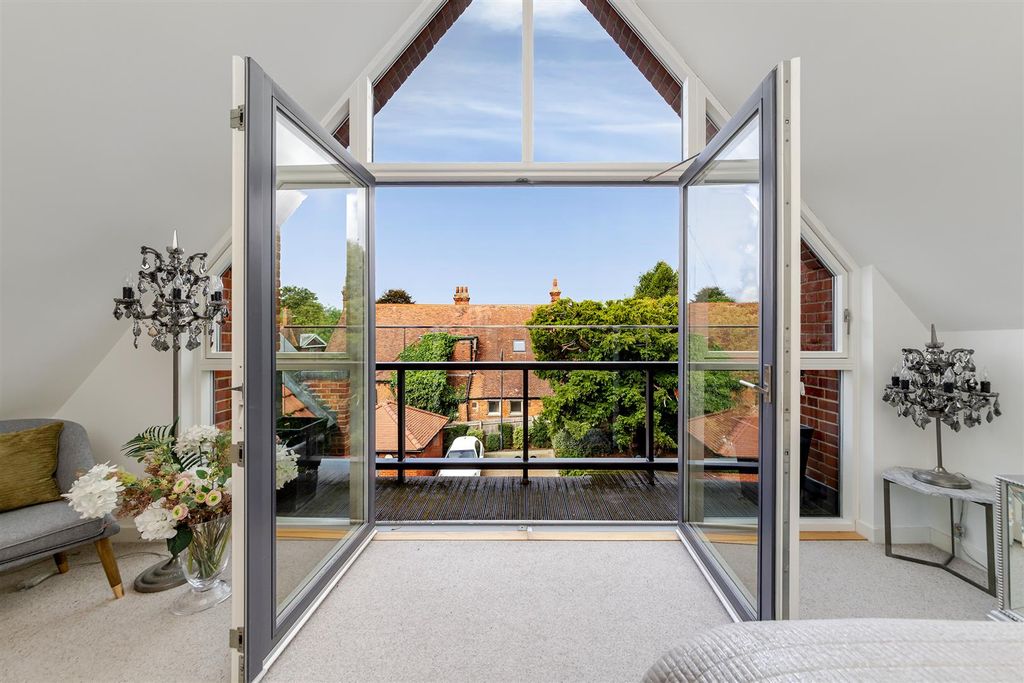 Property photo 2 of 34 3Oaktreegardens-47.Jpg