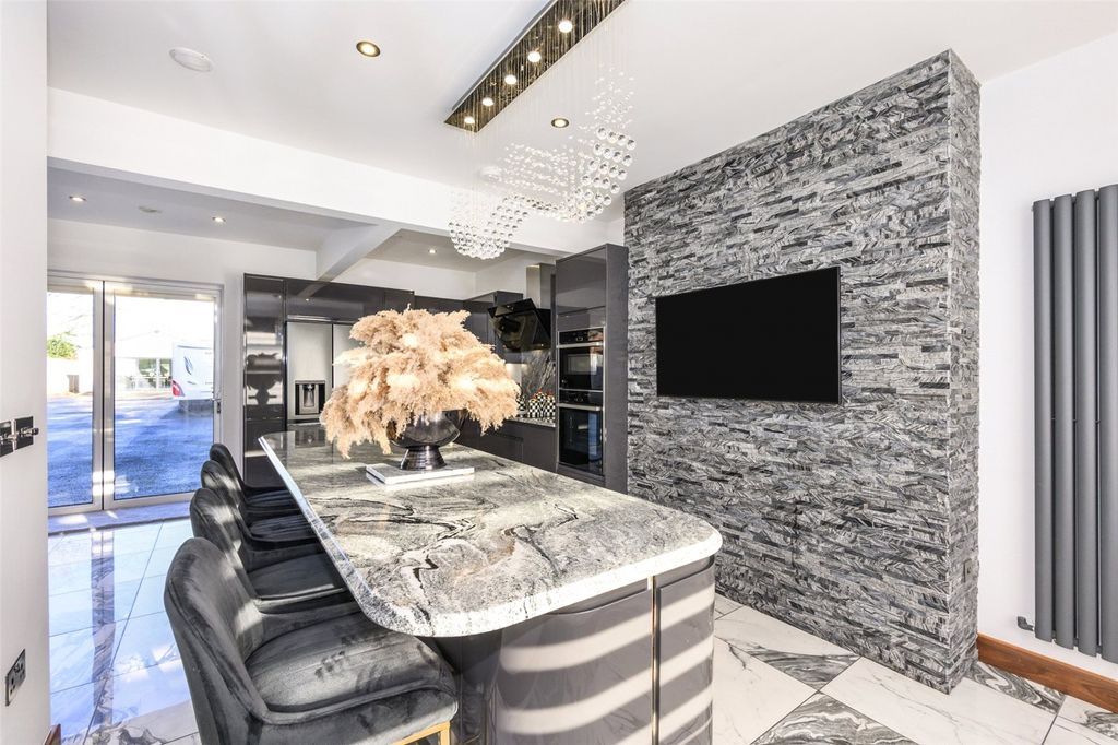 Property photo 3 of 21 Kitchen Dining Room