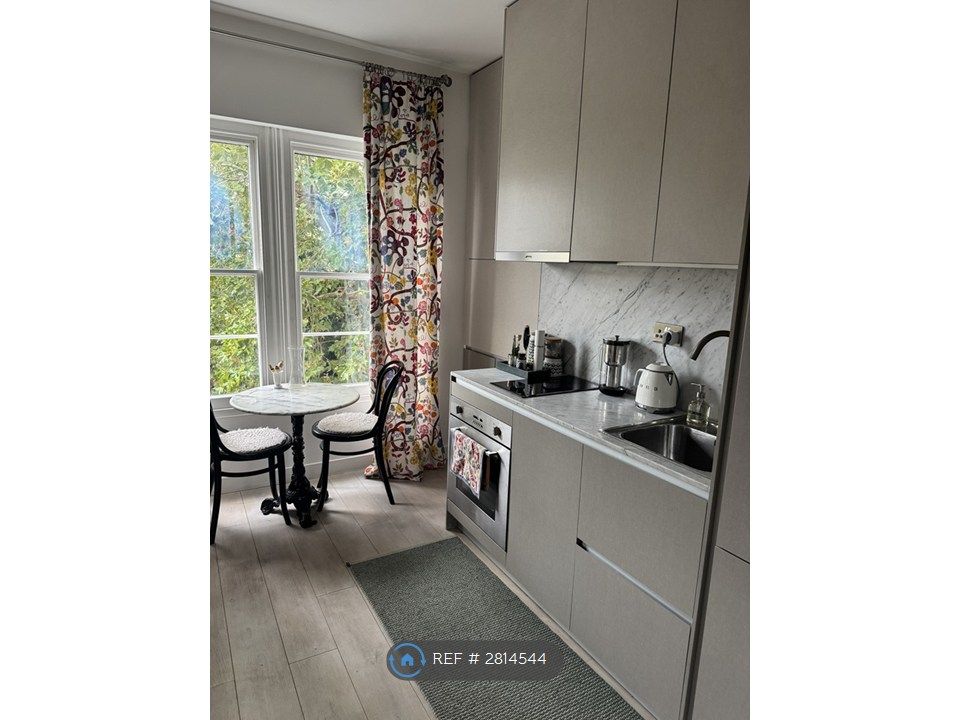 Property photo 3 of 10 Kitchen/Reception