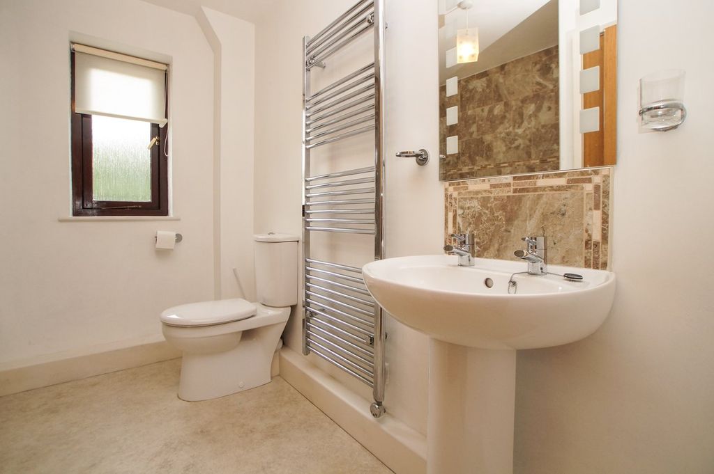Property photo 3 of 16 Bathroom