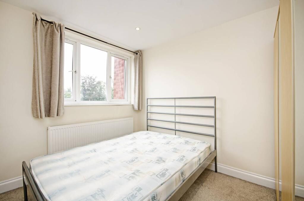 Property photo 3 of 6 1019A Finchley Road Bedroom2.Jpeg