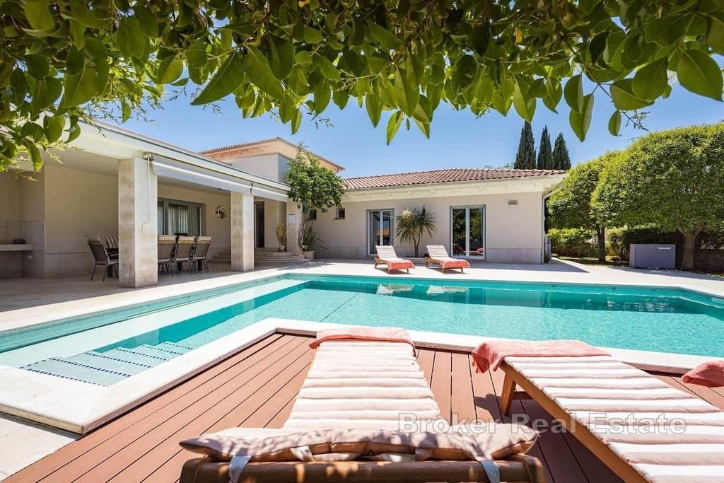 Property photo 1 of 20 Luxury Villa In An Attractive Location Not Far From The Sea