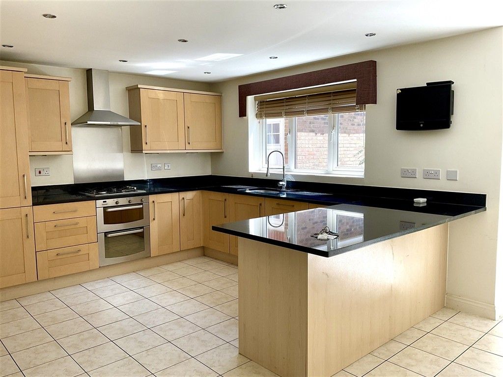 Property photo 3 of 12 Kitchen