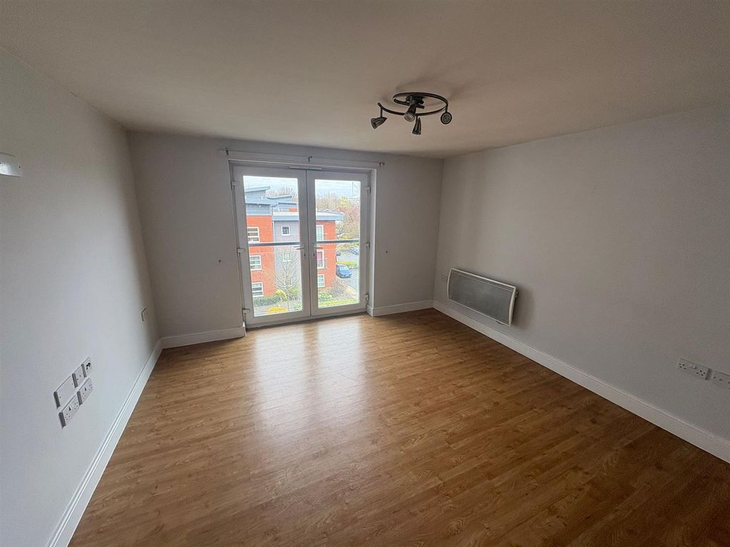 Property photo 3 of 10 Lounge.Jpeg