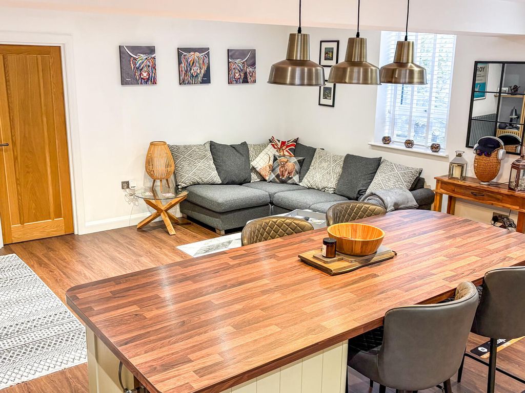 Property photo 3 of 11 Kitchen