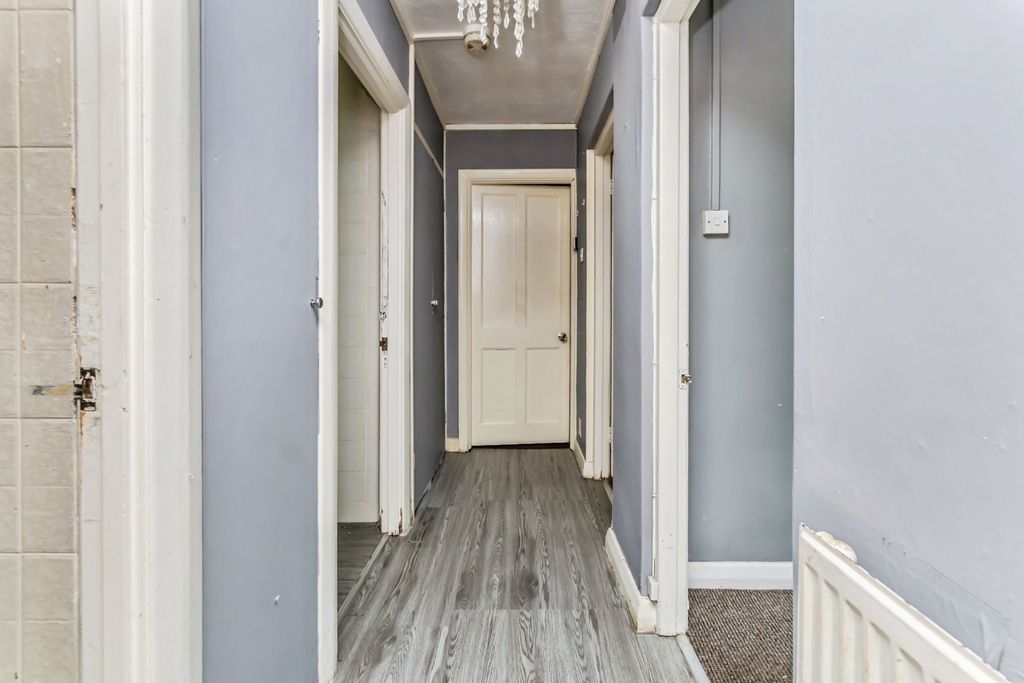 Property photo 3 of 17 Entrance Hall