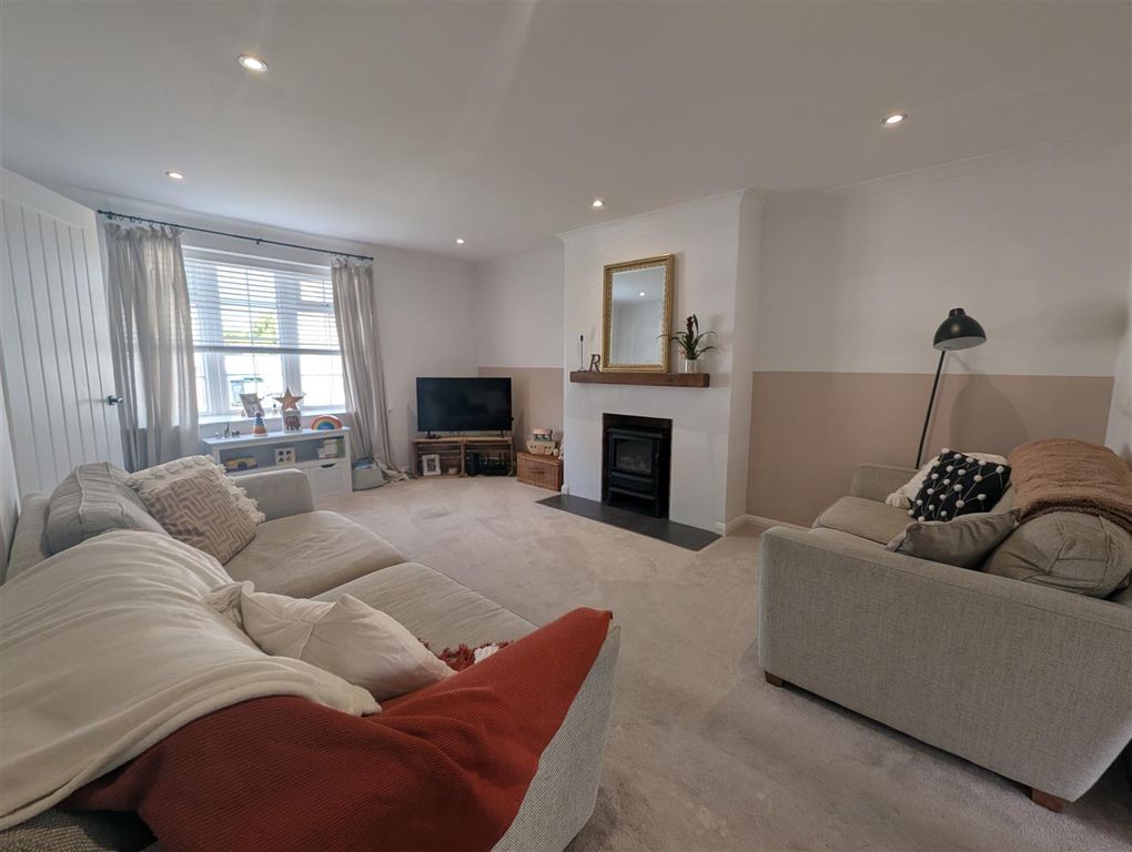 Property photo 2 of 15 Lounge
