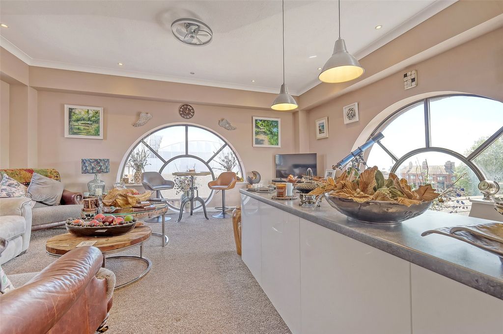 Property photo 3 of 12 Picture No. 10