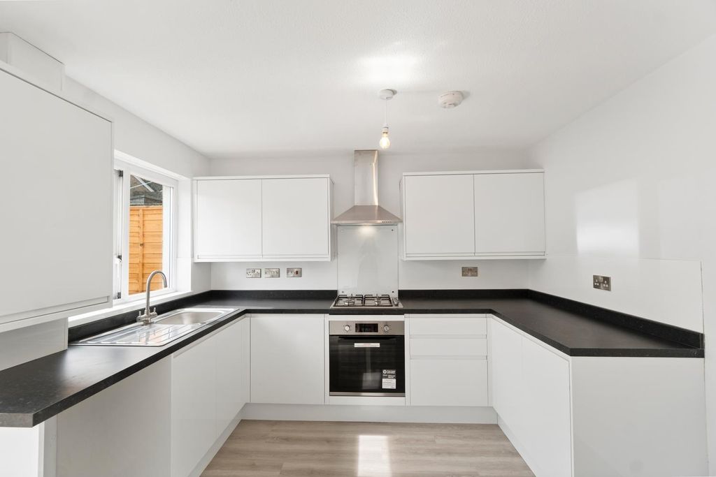 Property photo 3 of 11 Kitchen