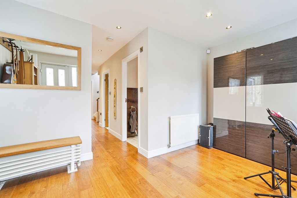 Property photo 3 of 27