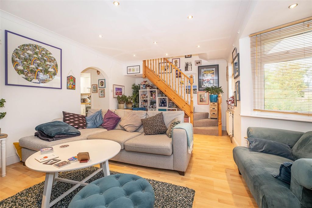 Property photo 2 of 23 5-Warwick-Road-0023 Copy.Jpg