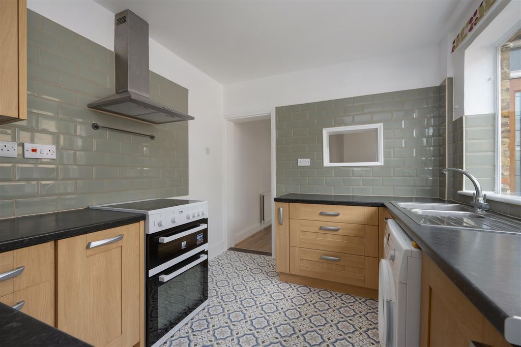 Property photo 2 of 14 Saddleton Road, Whitstable