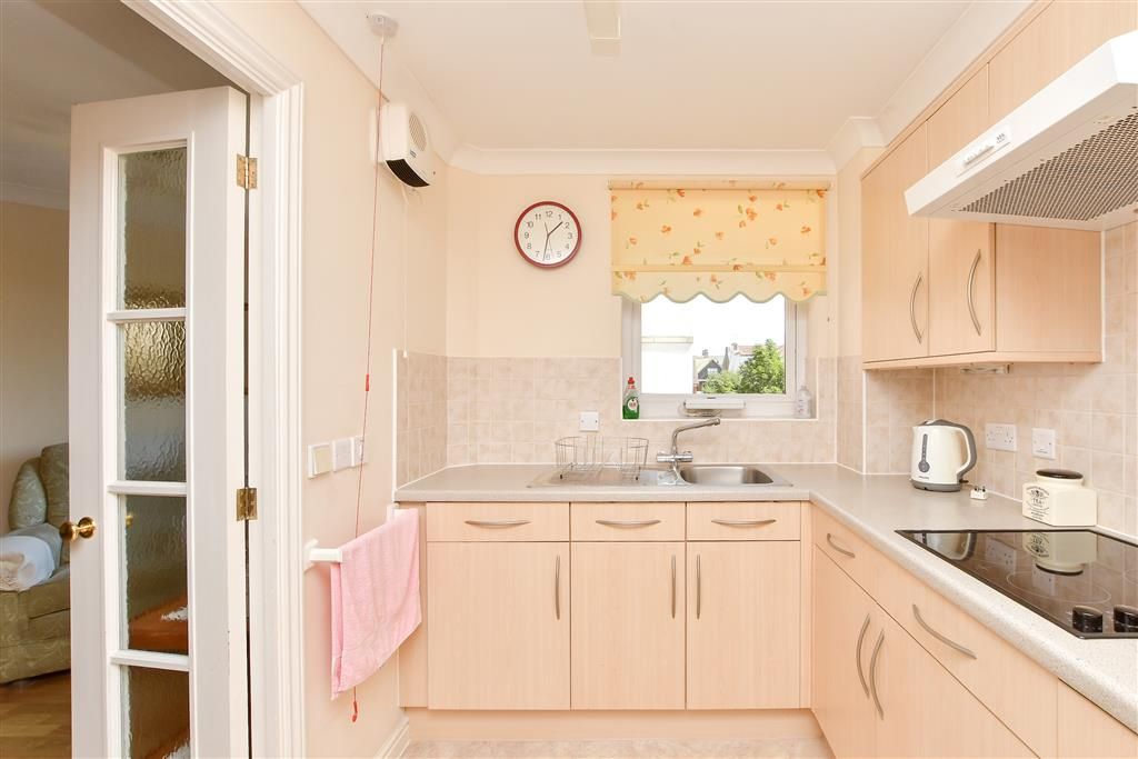 Property photo 3 of 12 Kitchen