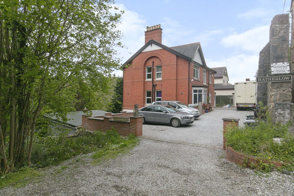 6 bed detached house for sale