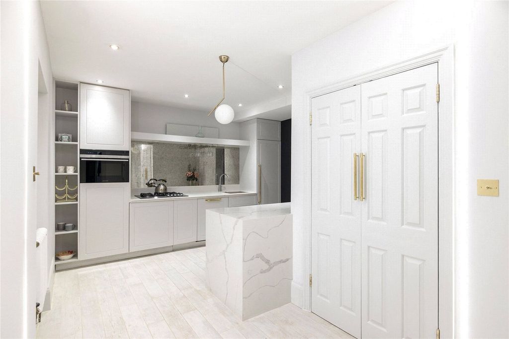 Property photo 3 of 8 Modern Kitchen