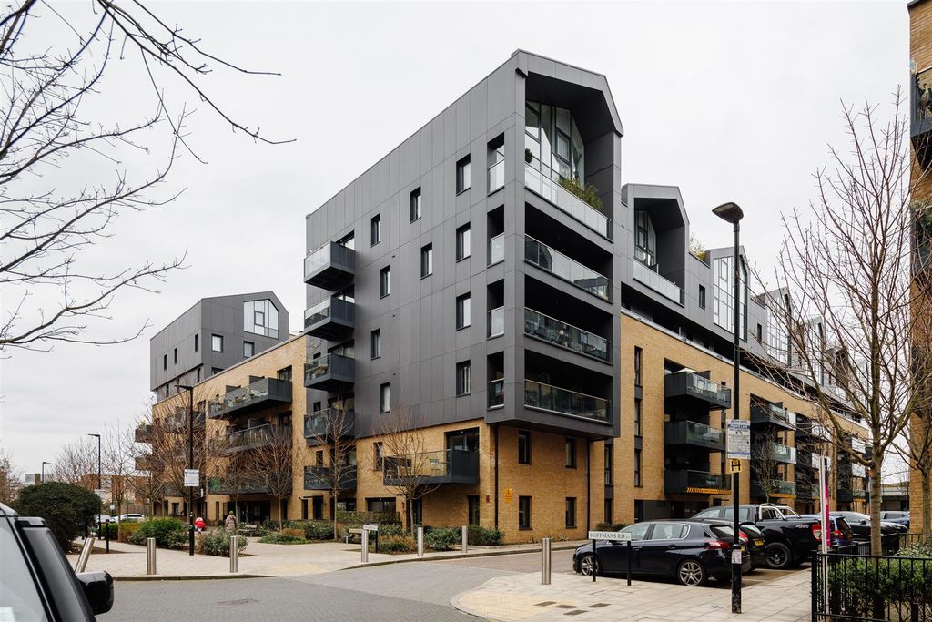 Property photo 1 of 25 Hoffmans Road, E17