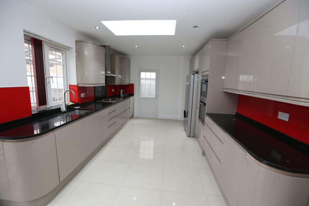 Property photo 1 of 16 Five Bedroom House To Let