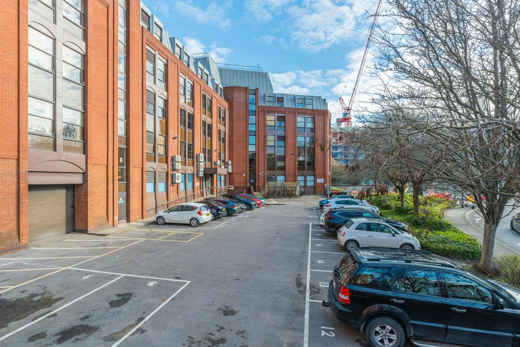 Property photo 3 of 10 Minton Place Swindon13.Jpg