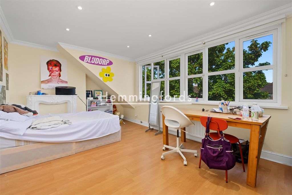 Property photo 2 of 15 Queens Drive N4-6.Jpg