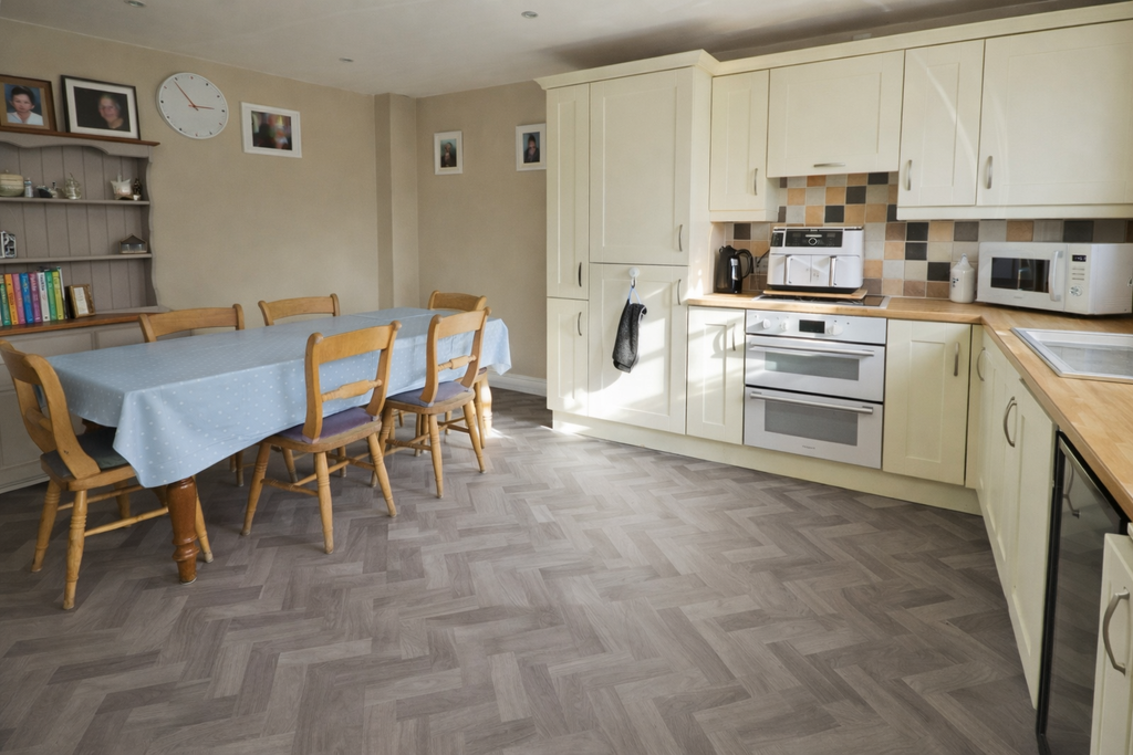 Property photo 2 of 12 CE39C849-8Eed-424B-96A0-1A3Cea7A4568