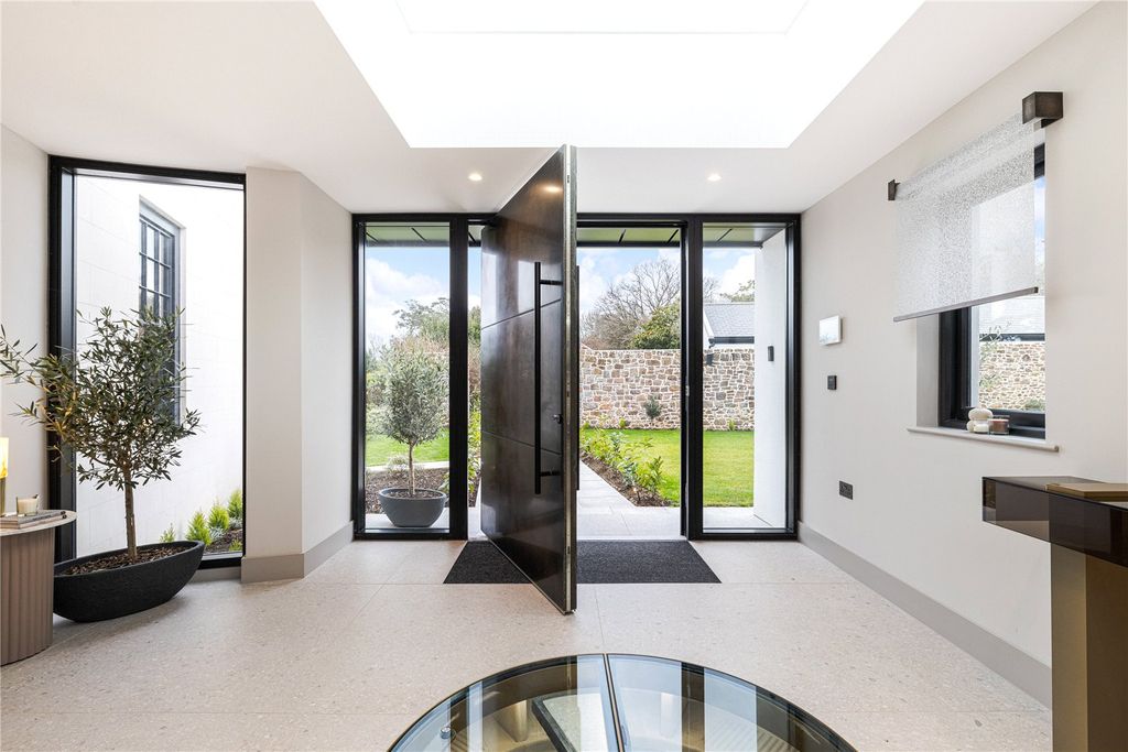 Property photo 3 of 32 Entrance Hall