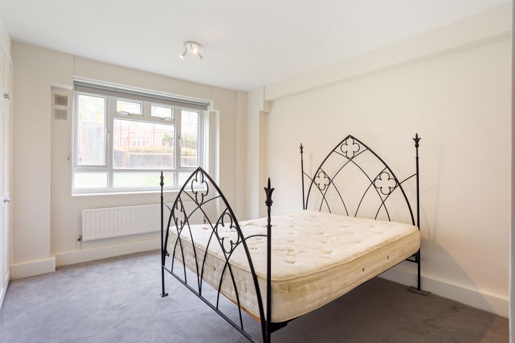 Property photo 3 of 11 Bed 1