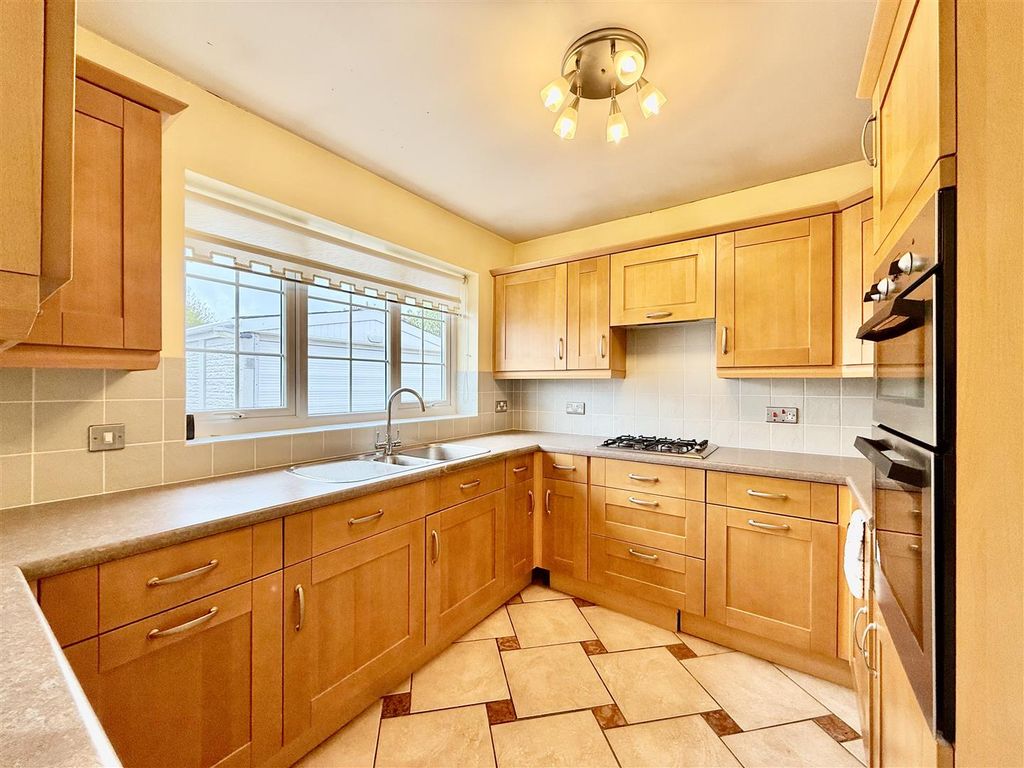 Property photo 3 of 17 Tempimageukqplu.Jpg