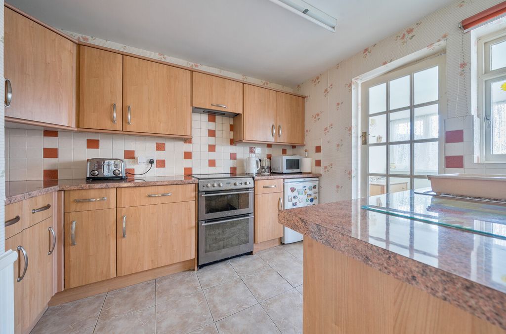 Property photo 3 of 16 1383183-9-69203Af...