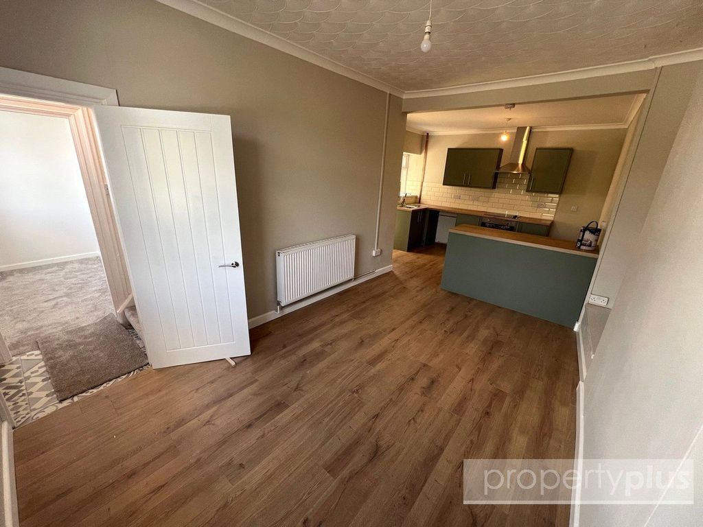 Property photo 2 of 17 Picture No. 12