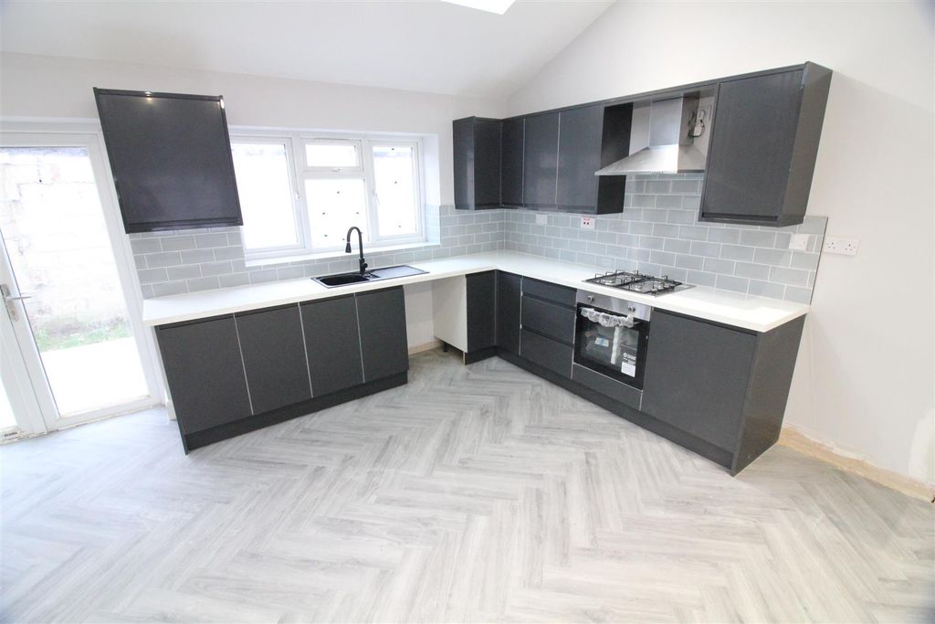 Property photo 3 of 14 Ef9F2Ac1-1868-4C0F-A151-381231F93Aaf.Jpeg