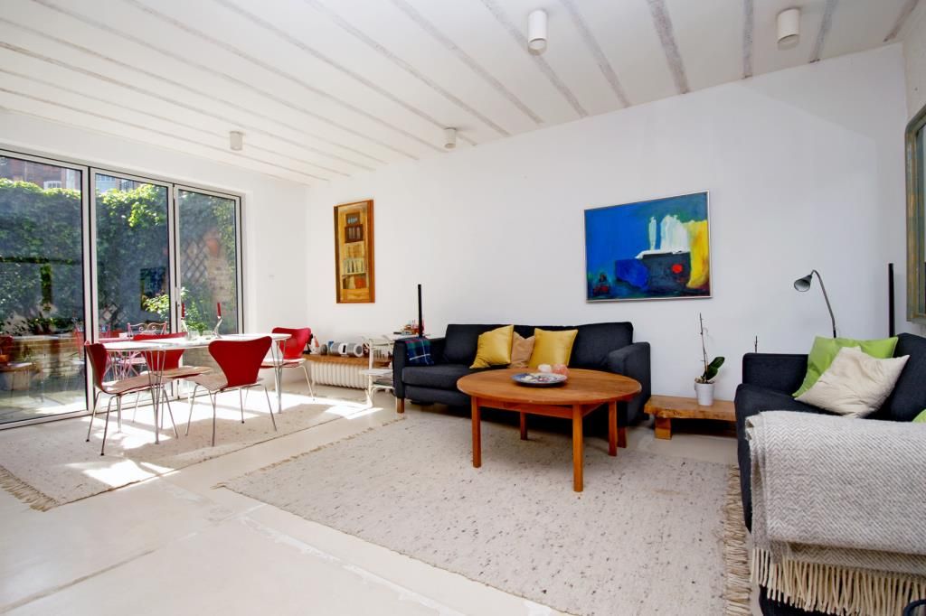 Property photo 2 of 8 Spacious Reception Room (Shot 2)