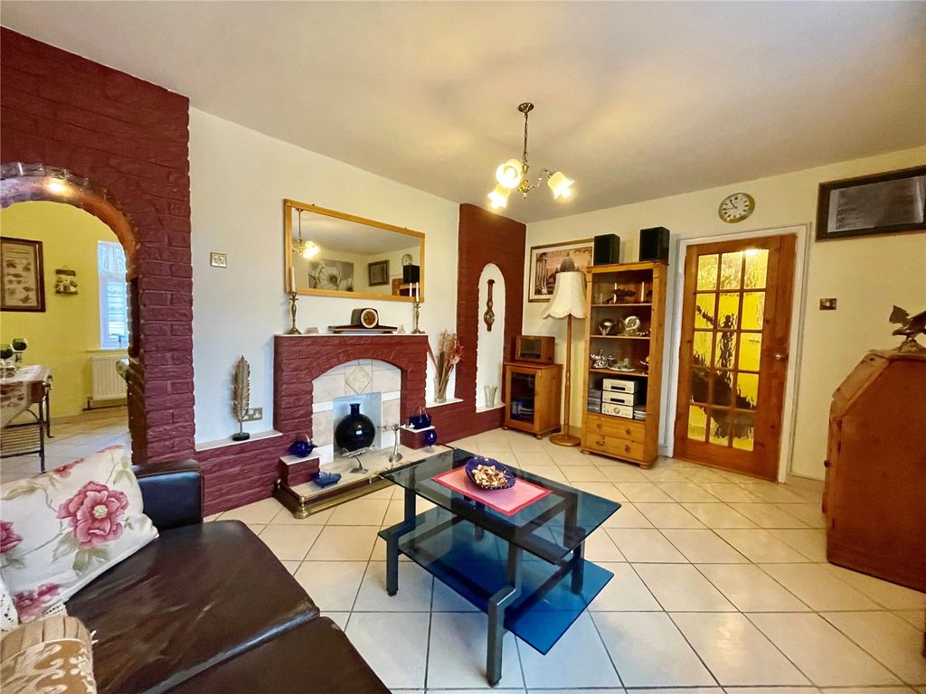 Property photo 2 of 16 Lounge