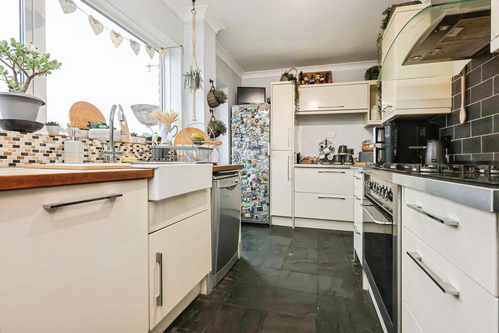 Property photo 3 of 17 Kitchen