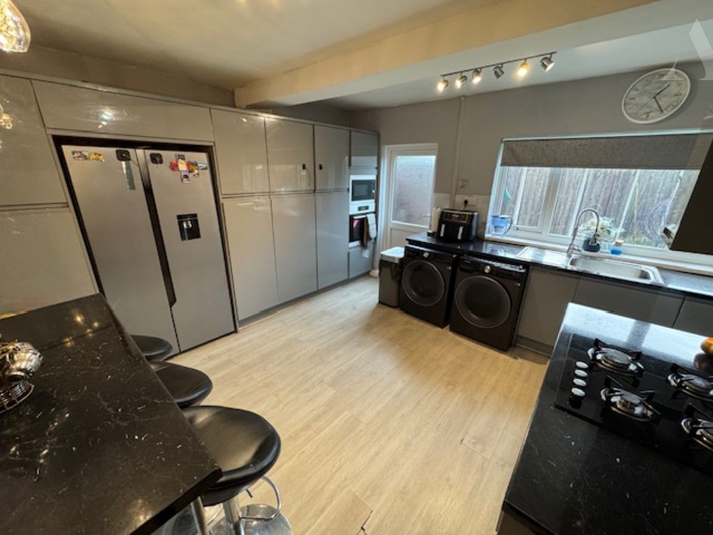 Property photo 3 of 11 14 Tufnel Grove Kitchen