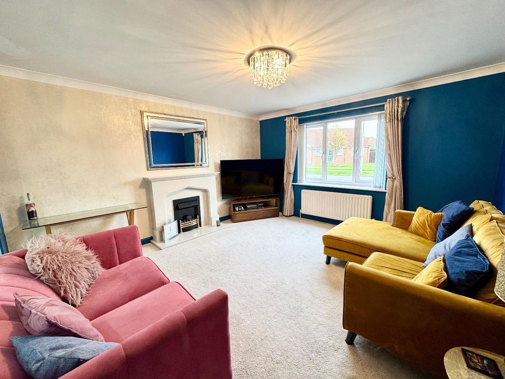 Property photo 2 of 18 Lounge