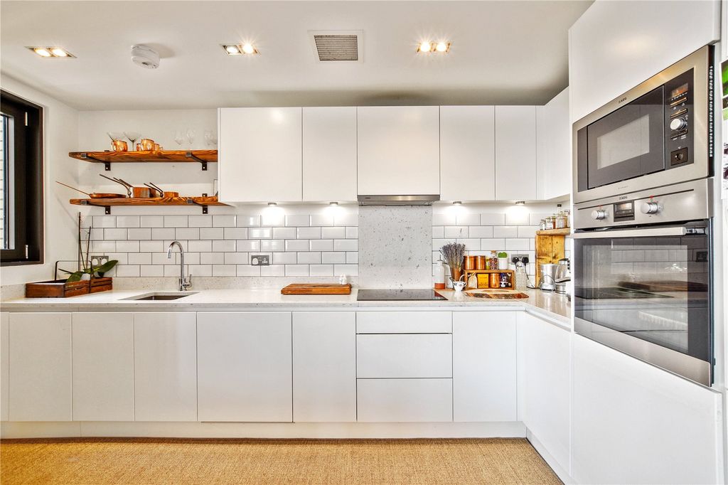 Property photo 2 of 7 Kitchen