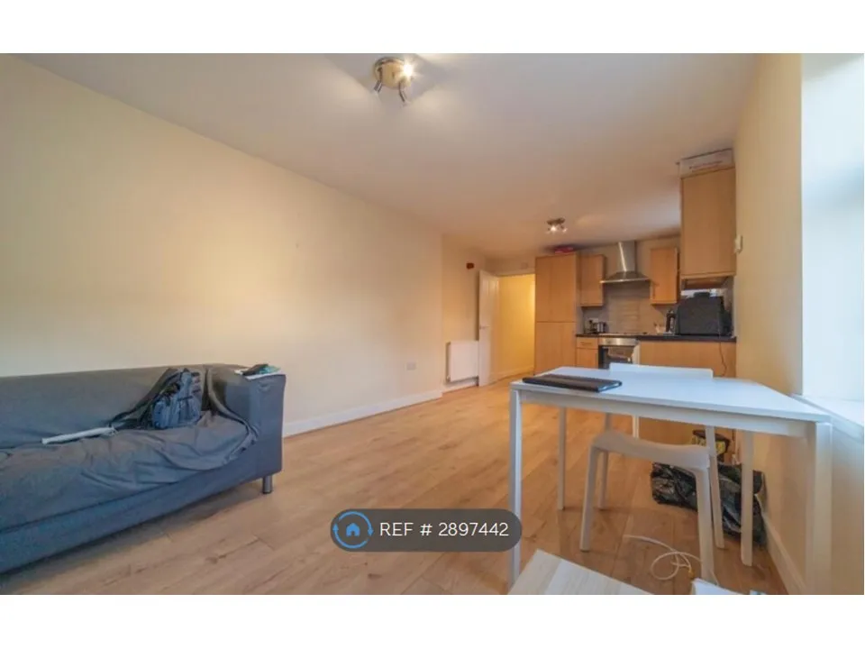 Apartment in Cardiff CF24, Roath - More