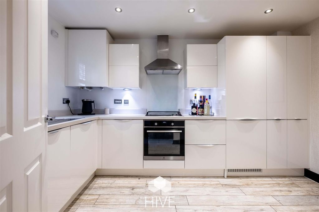Property photo 3 of 18 Kitchen