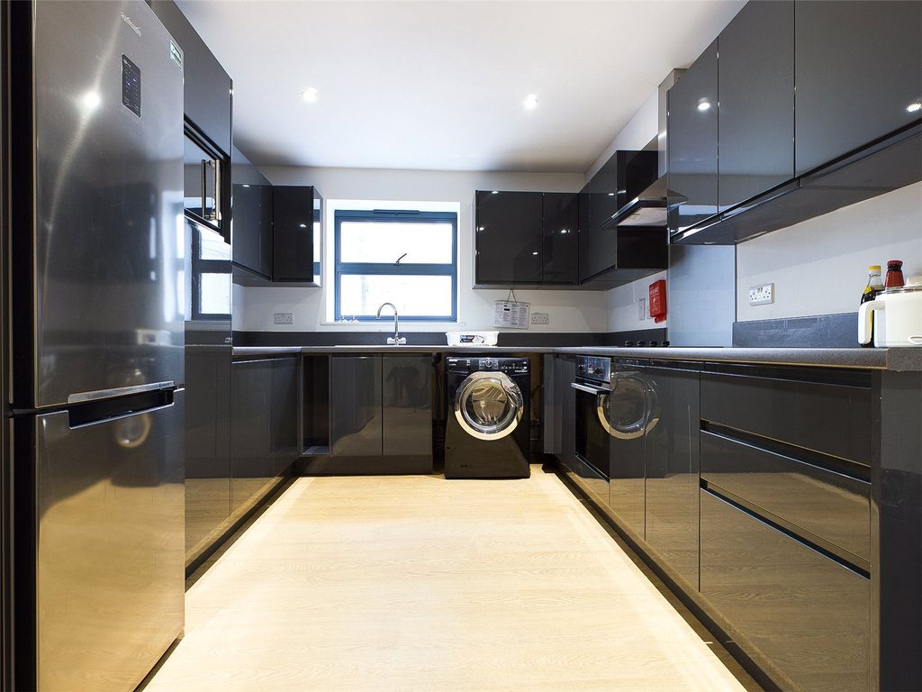 Property photo 3 of 7 Kitchen-Room-To-Rent
