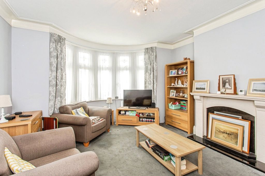 Property photo 2 of 17 Lounge