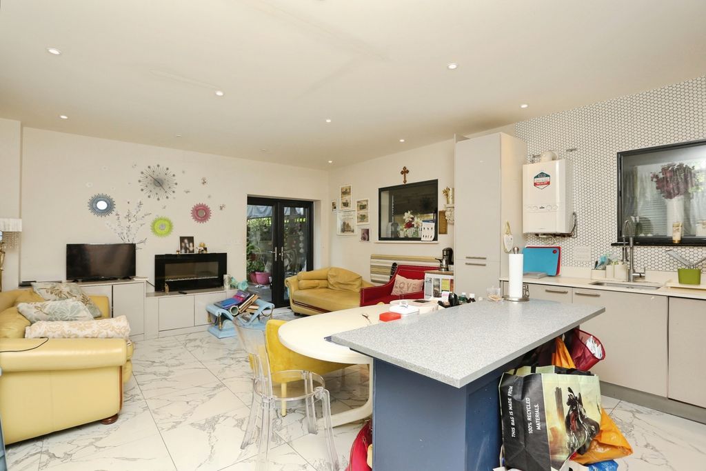 2 bed flat for salePark Road, Beckenham BR3 photo 4
