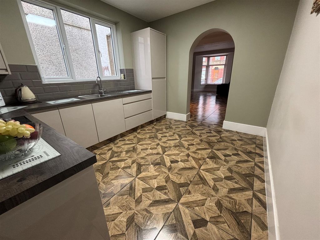 Property photo 3 of 17 Kitchen