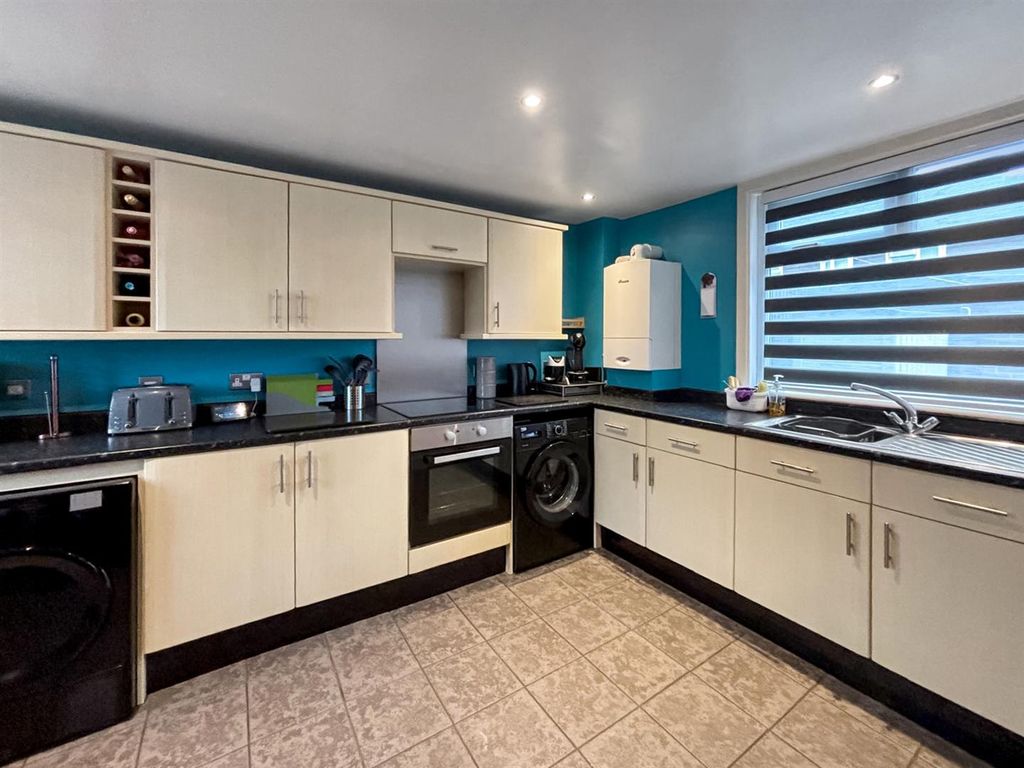 Property photo 3 of 22 Fitted Breakfast Kitchen: