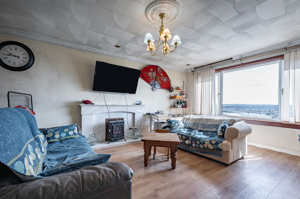 Property photo 3 of 32