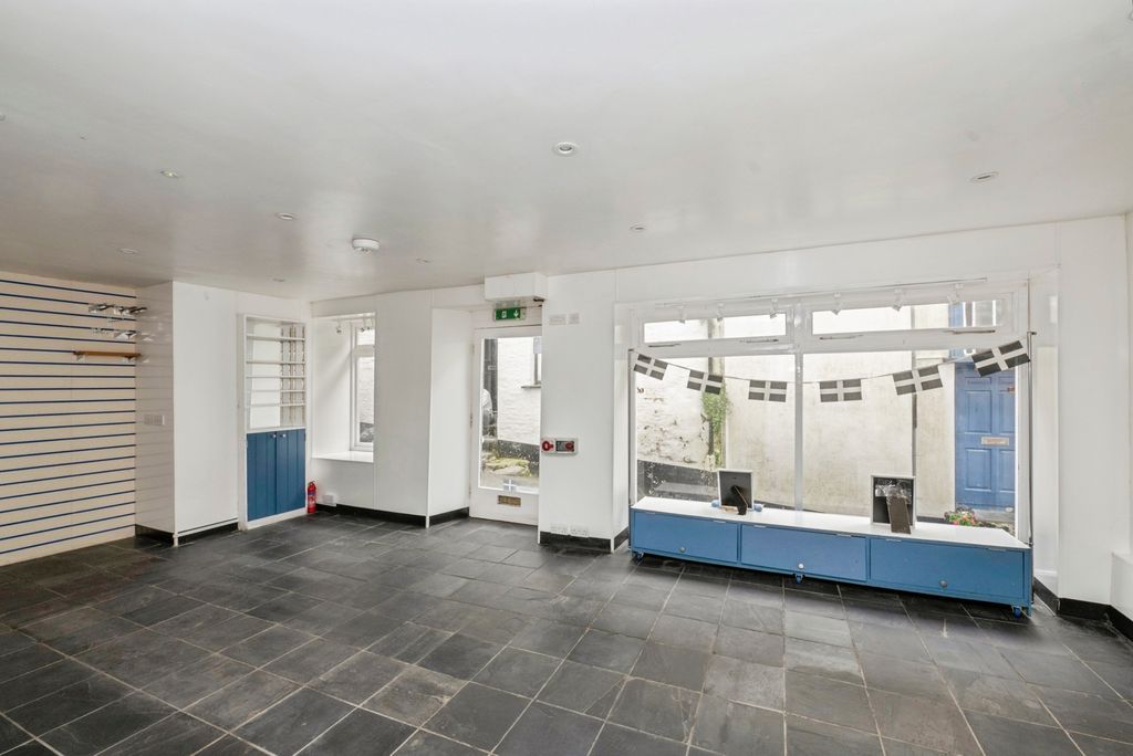 Property photo 2 of 17 Retail Space