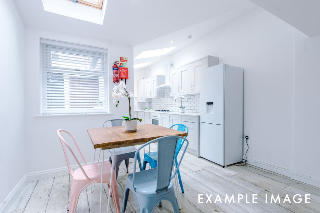 Property photo 1 of 19 21 Gladstone Terrace Living Room Example