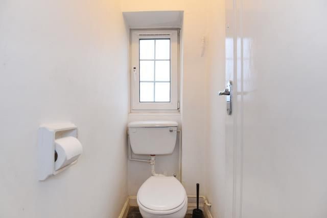 Property photo 3 of 10 Cloakroom
