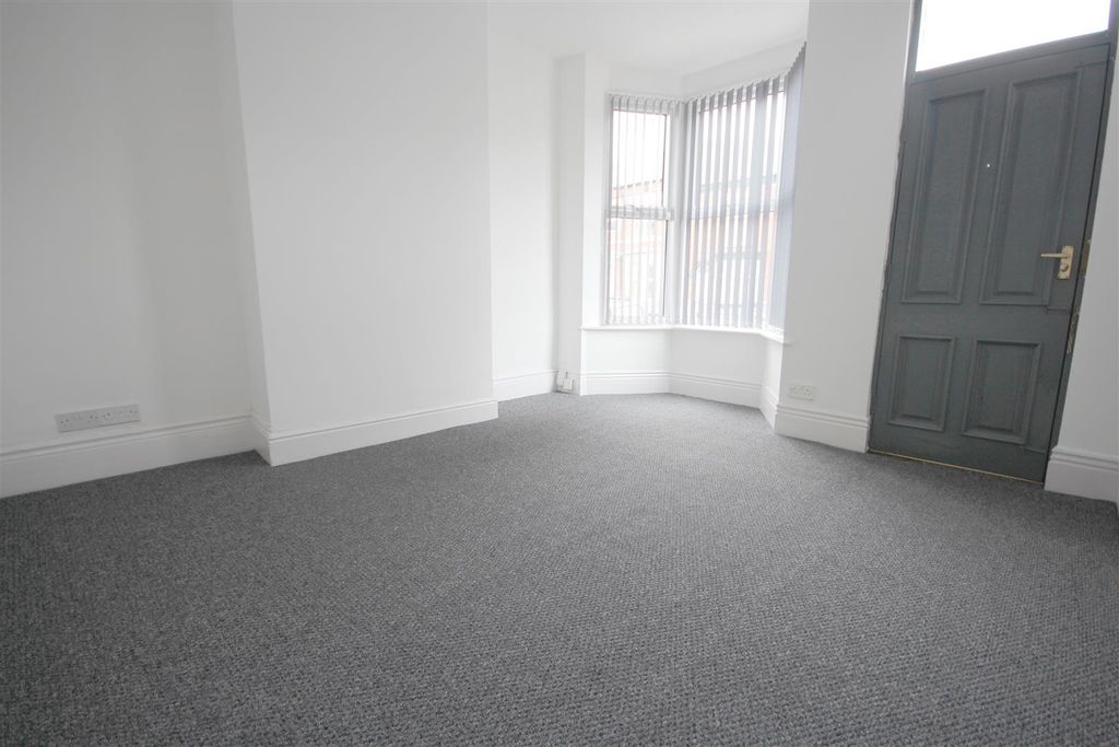 Property photo 2 of 18 Lounge