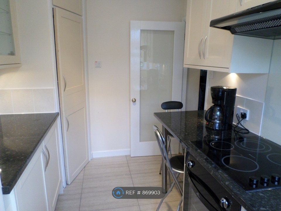 Property photo 3 of 10 Kitchen