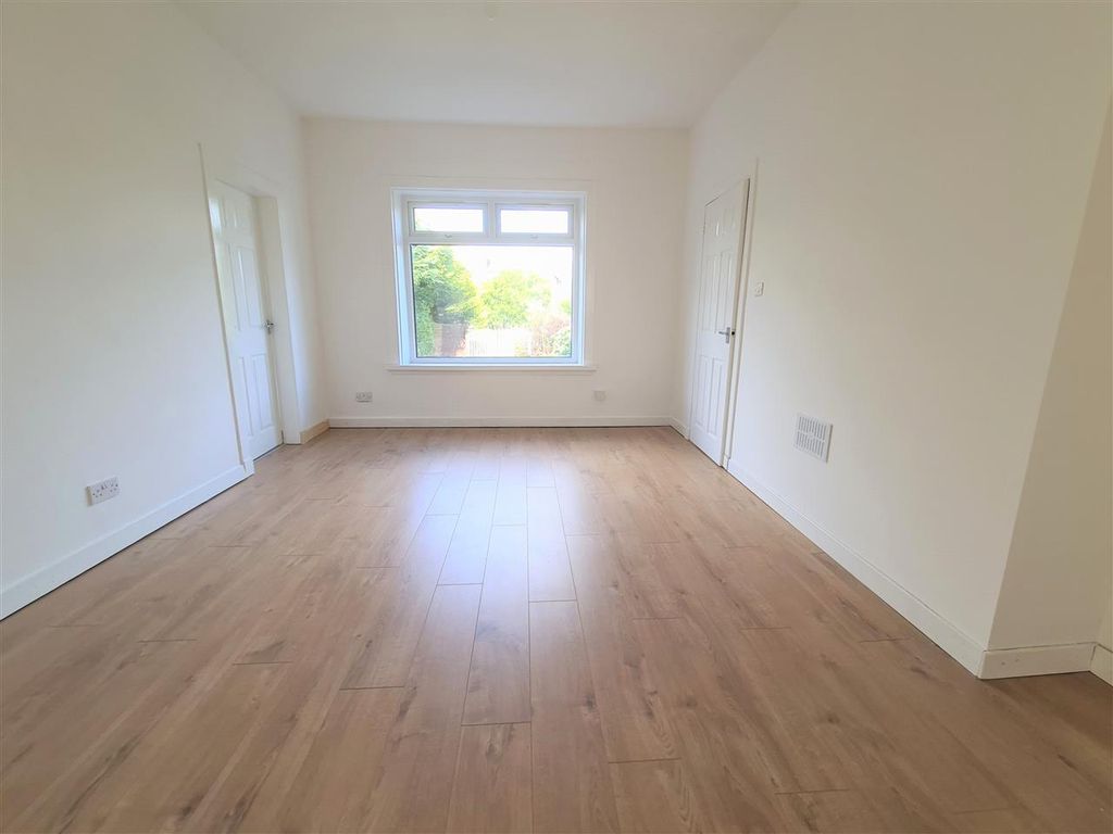 Property photo 2 of 17 Lounge